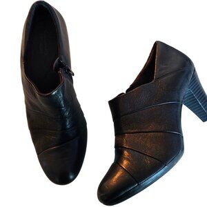 Clarks Womens Black Leather Heeled Booties Size 8.5